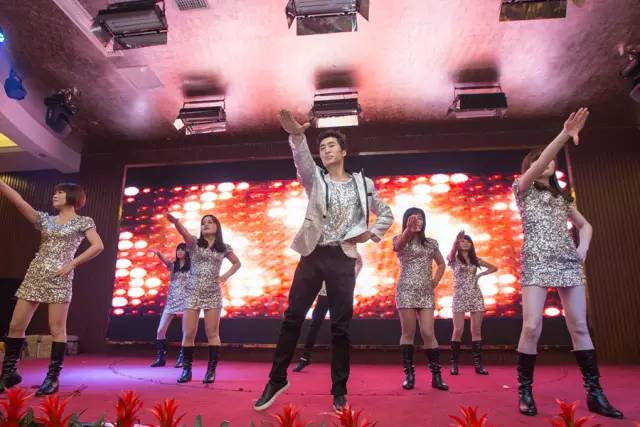 一等獎：空調制造中心舞蹈《快樂(lè )搖》